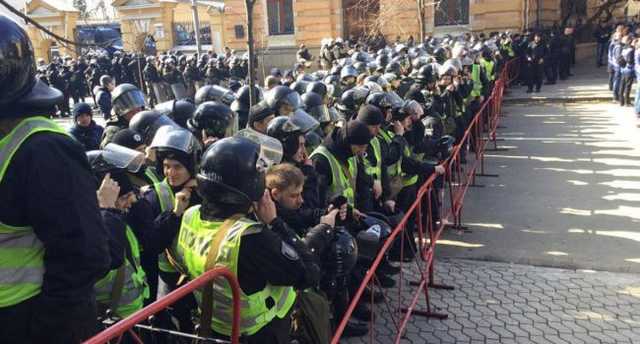 Политолог: второй день подряд «порохоботы», как оголтелые, носятся с двумя месседжами