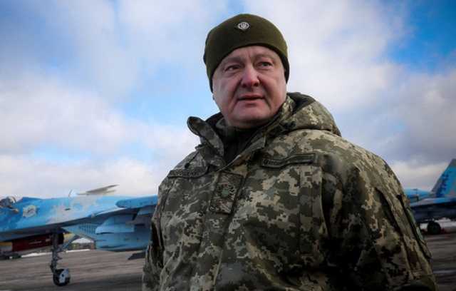 Большинство украинцев считают Порошенко ответственным за коррупцию в "оборонке" – опрос