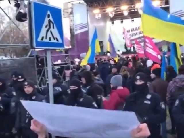 В Житомире Порошенко заявил, что акция «Нацкорпуса» против него проплачена