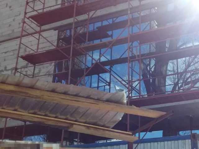 В Одессе на пожилую женщину упала стена новостройки