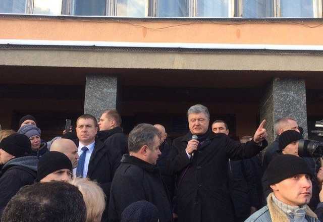В Луцке студентов заманивали на массовку под Порошенко «плюсами к пересдаче»