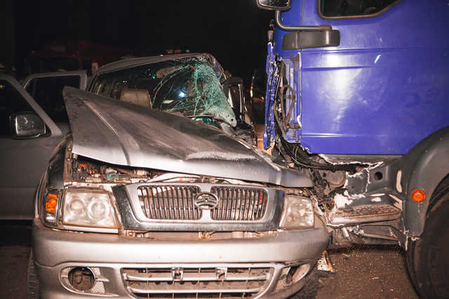 В Днепре грузовик и внедорожник устроили кровавое ДТП