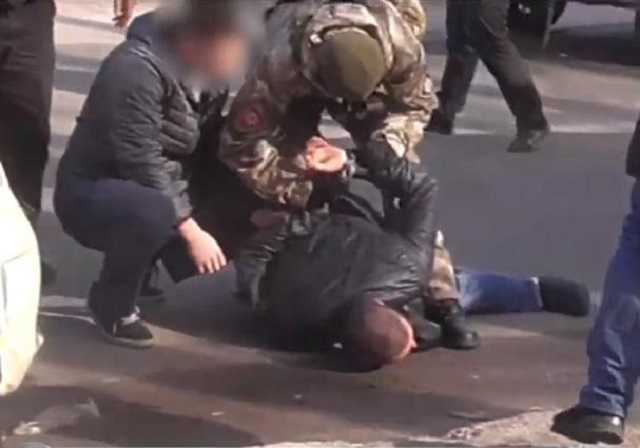 Вытащили из машины: в Полтаве задержали группу лиц, подозреваемых в разбое