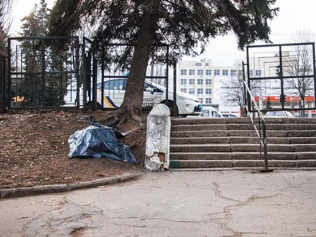 У входа в университет в Днепре нашли труп мужчины