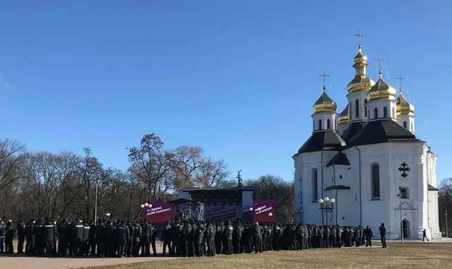 Под крики "Ганьба!" Как Порошенко в Чернигове выступал