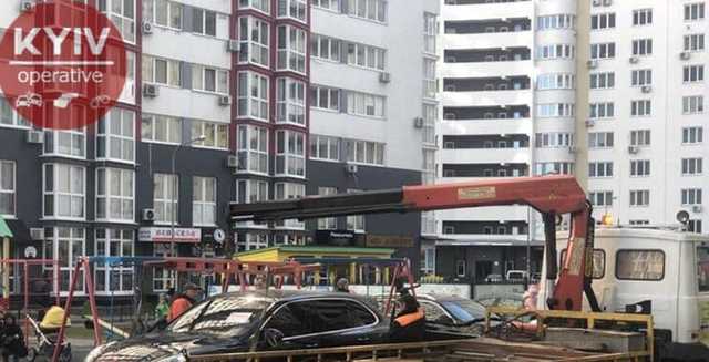 На Позняках в Киеве нашли «нелегальные» качели: коммунальщики демонтировали конструкцию