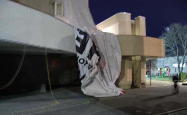 У Луцьку затримали альпініста, який зрізав банер-звернення до Порошенка