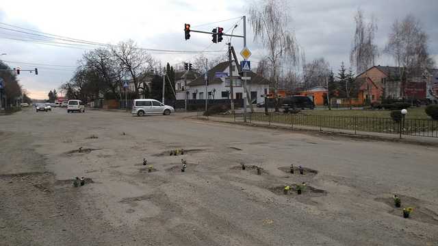 Порошенко на Закарпатье встречают цветы в ямах