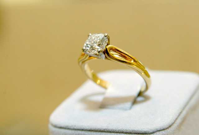 Киевлянин нашел кольцо с бриллиантом и теперь ищет хозяйку украшения