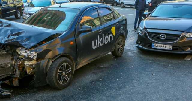 В центре Киева такси Uklon врезалось в Mazda