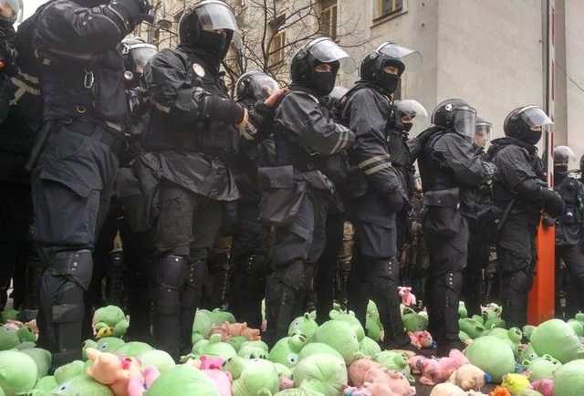 "Нацкорпус" закончил акцию в центре Киева, обстреляв АПУ плюшевыми свинками