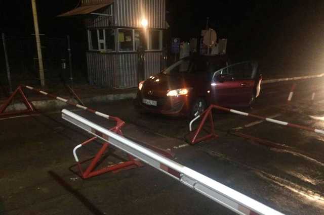 Наполегливість року: "євробляхер" з другої спроби прорвався в Україну та зламав шлагбаум