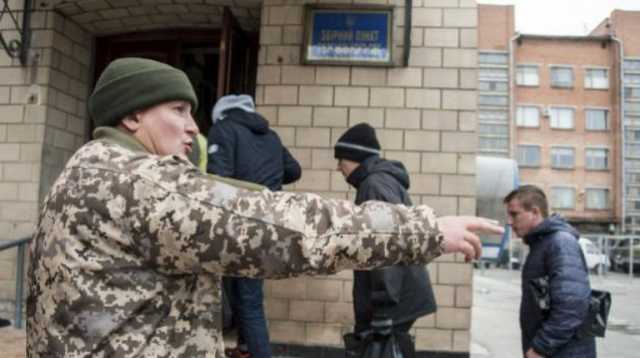 Специалист Каховского военкомата заплатит штраф за вымогательство взятки