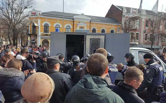 В Полтаве Нацкорпус подрался с полицией: появилось видео
