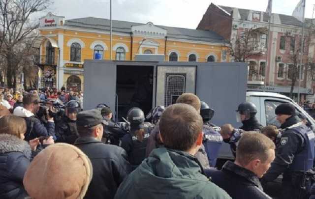В Полтаве на митинге Порошенко полиция жестко разогнала активистов, есть раненый