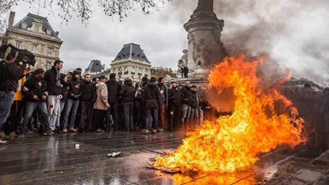 В Париже при пожаре, устроенном "желтыми жилетами", пострадали 11 человек