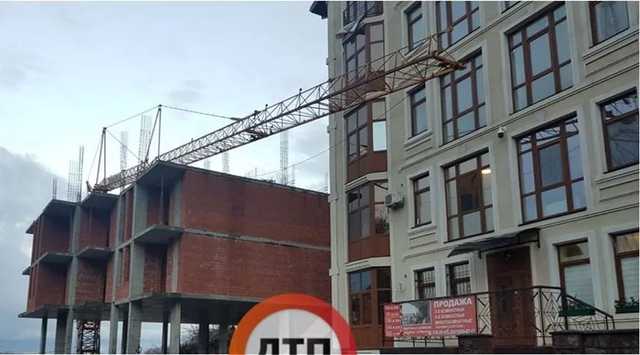 В Киеве на стройке рухнул башенный кран