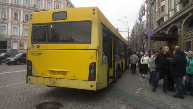 Людей на митинг Порошенко свозят на коммунальных автобусах
