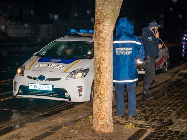 Огромный булыжник пробил голову кондуктора трамвая в Днепре