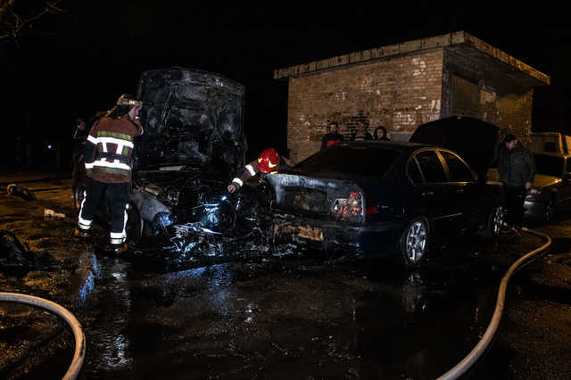 В Киеве во дворе жилого дома горели два BMW на еврономерах