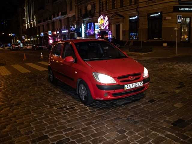 В центре Киева такси сбило девушку на «зебре»