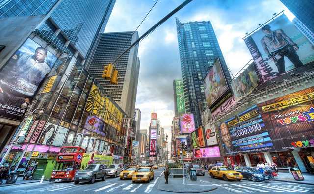 В центре Нью-Йорка неизвестный расстрелял людей