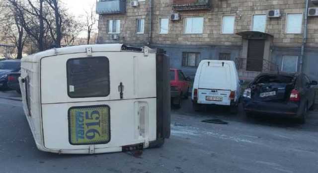В Запорожье Hummer влетел в маршрутку: от удара микроавтобус перевернулся, есть пострадавшие