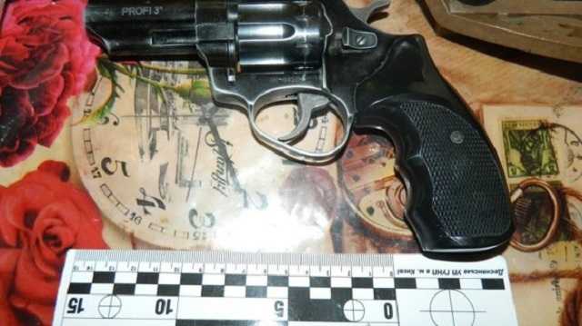 В Киеве пьяный сын случайно убил свою пожилую мать из револьвера