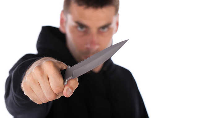 Нож в печень: одессит получил тяжелое ранение после просьбы не ругаться при ребенке