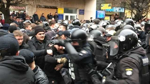 У Франківську на мітингу Порошенка побились Нацдружини з поліцією