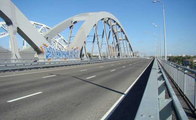 В Киеве грузовик не проехал под мостом и сломал строительную технику