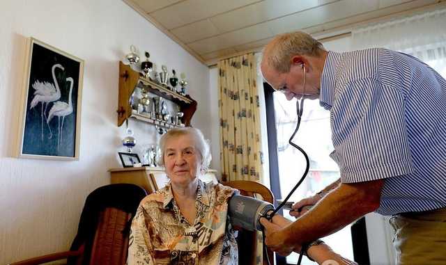 Украинцы стремительно стареют: что происходит и как отсрочить смерть