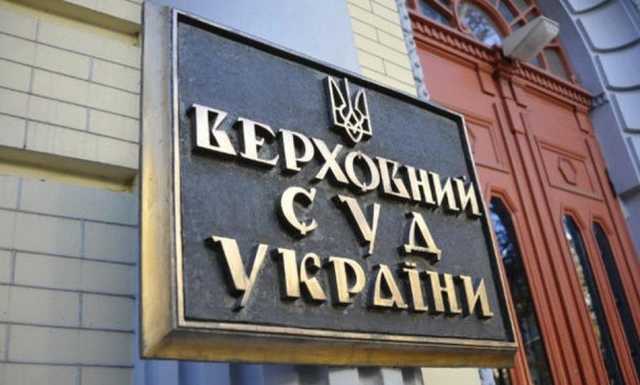 Глава Верховного суда покрывает своего любовника, который помогает Кремлю