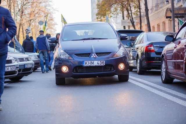 Более 263 тысяч "евроблях" находятся в Украине с нарушениями таможенных правил