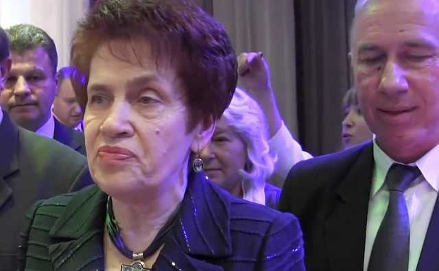 Дружину Януковича побачили на кладовищі в Криму