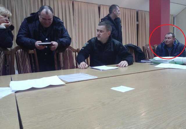 Депутат БПП Антон Карманов, втручається у роботу ОВК 94 виборчого округу