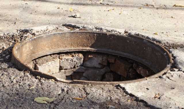 В Киеве годовалый ребенок провалился в открытый люк