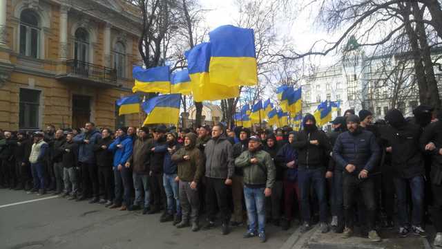 “Свинарчуків Порошенка за ґрати.” До Адміністрації Президента пустили родичів загиблих бійців
