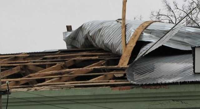 Непогода в Украине: в Запорожской области ветром снесло крышу вокзала