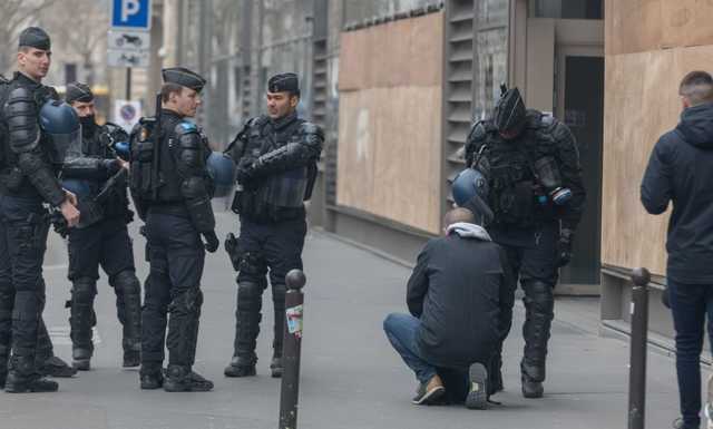 Во Франции снова разгорелись протесты "желтых жилетов": пострадала женщина