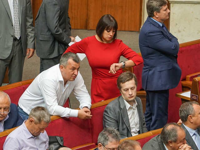 Весна-2019 в Верховной Раде: депутаты обнимаются и надевают яркие одежды