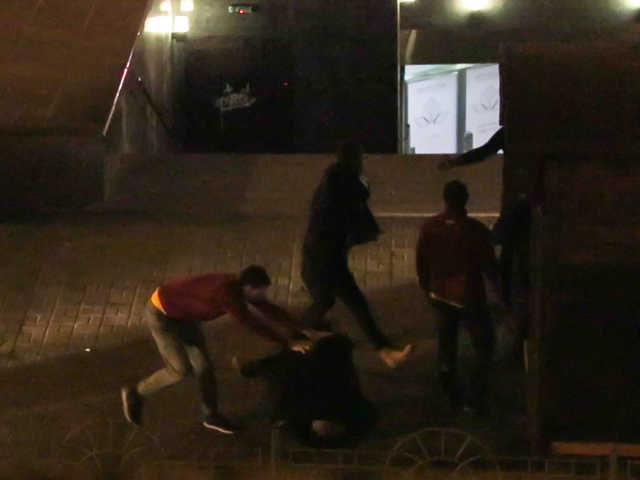 Группа пьяных парней устроила драку в супермаркете в центре Киева