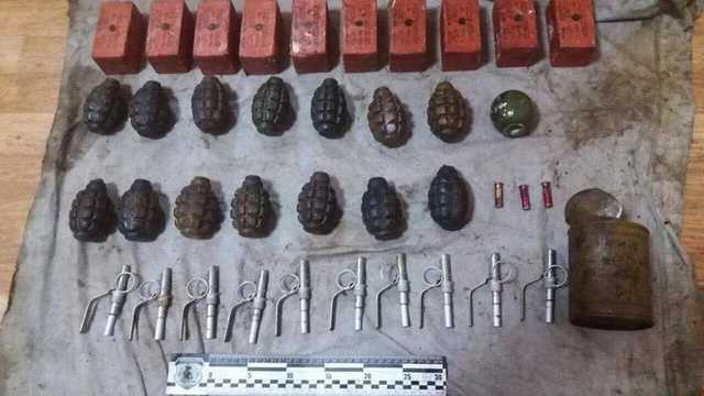 В Запорожье мужчины через интернет продавали оружие из зоны ООС