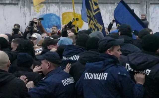 В Виннице «Нацкорпус» блокирует митинг в поддержку Порошенко