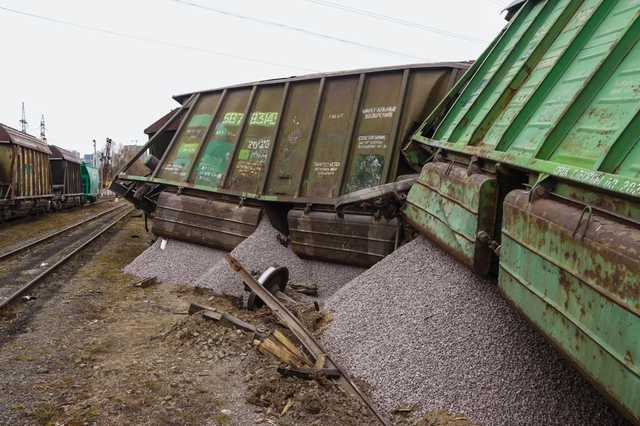 В Киеве на Выдубичах с рельсов сошли 7 вагонов грузового поезда