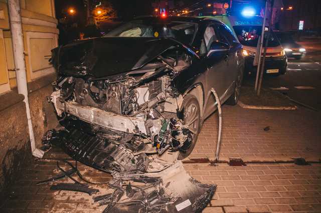 В центре Киева Lexus попал в серьезное ДТП, влетев в здание