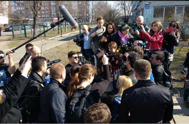 Зеленский вместе с женой проголосовали в избирательном участке на Оболоне