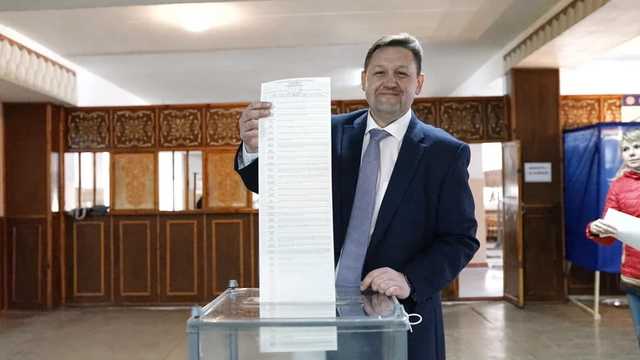 В Житомире мэр и председатель ОГА позировали на камеры с развернутыми бюллетенями