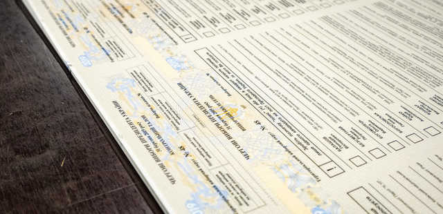 В Луганской области мужчина разлил пиво на три бюллетеня