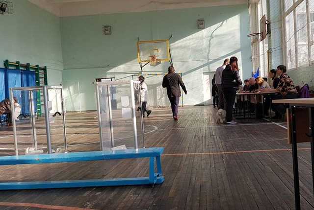 В Одессе глава комиссии избил молодого человека на избирательном участке